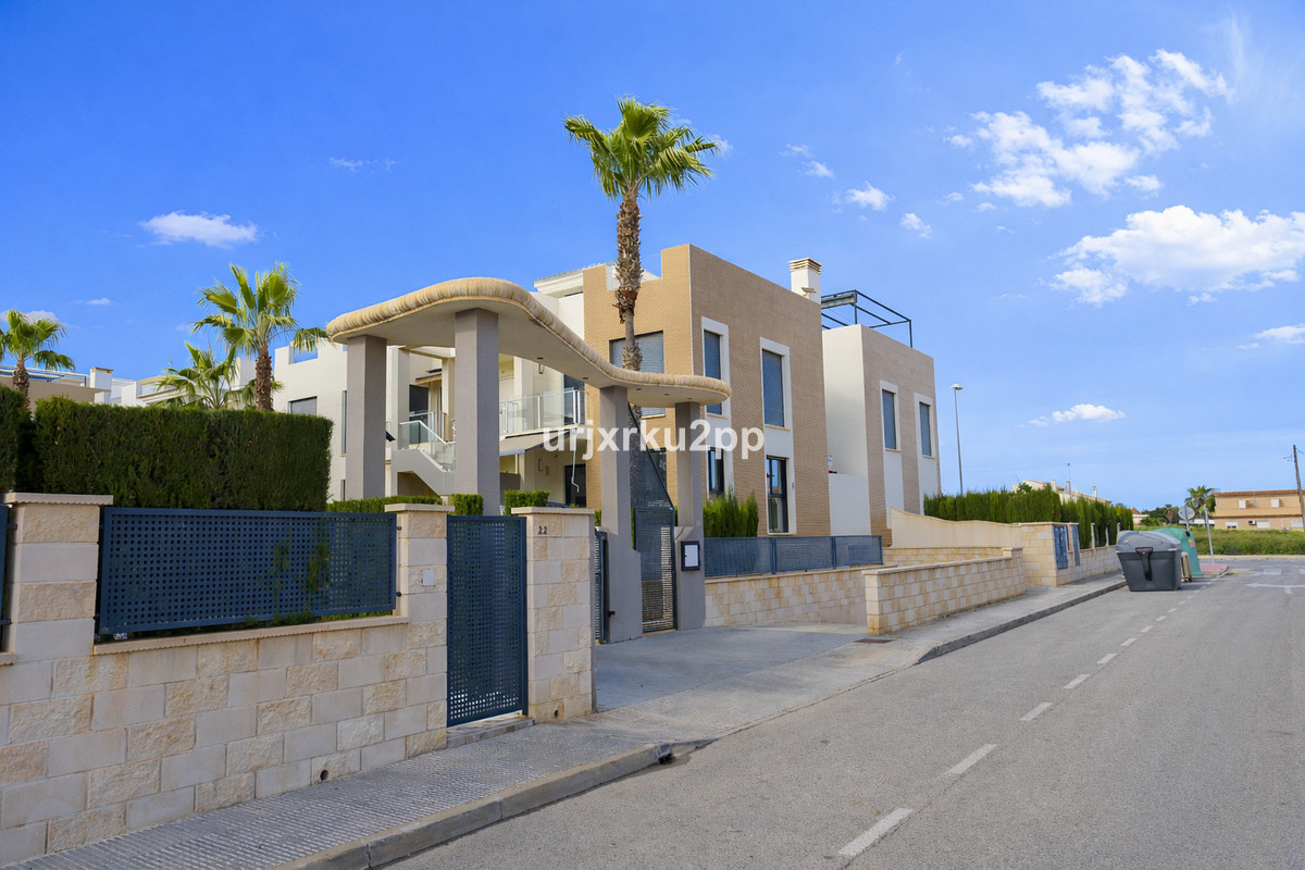 For sale - 3 Bedroom 2 Bathroom House - Townhouse in Orihuela - La Zenia  - Alicante