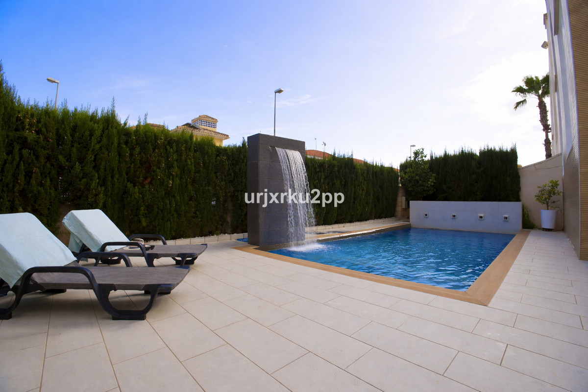 For sale - 3 Bedroom 2 Bathroom House - Townhouse in Orihuela - La Zenia  - Alicante