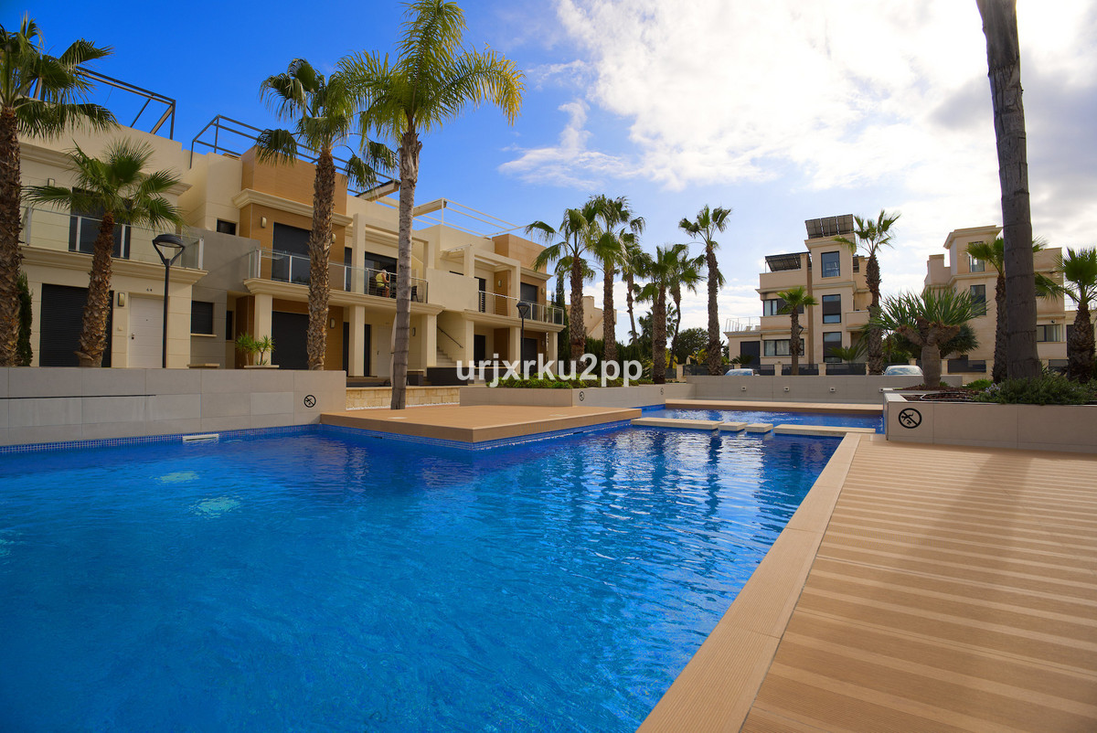 For sale - 3 Bedroom 2 Bathroom House - Townhouse in Orihuela - La Zenia  - Alicante