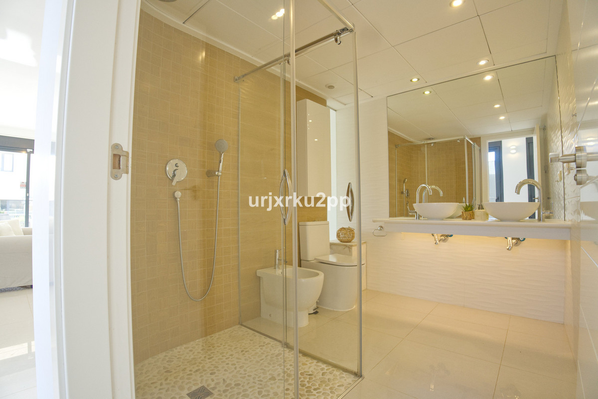 For sale - 3 Bedroom 2 Bathroom House - Townhouse in Orihuela - La Zenia  - Alicante