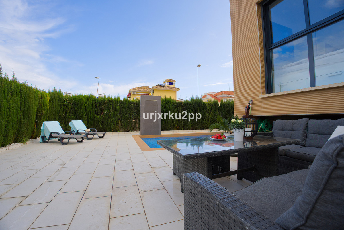 For sale - 3 Bedroom 2 Bathroom House - Townhouse in Orihuela - La Zenia  - Alicante