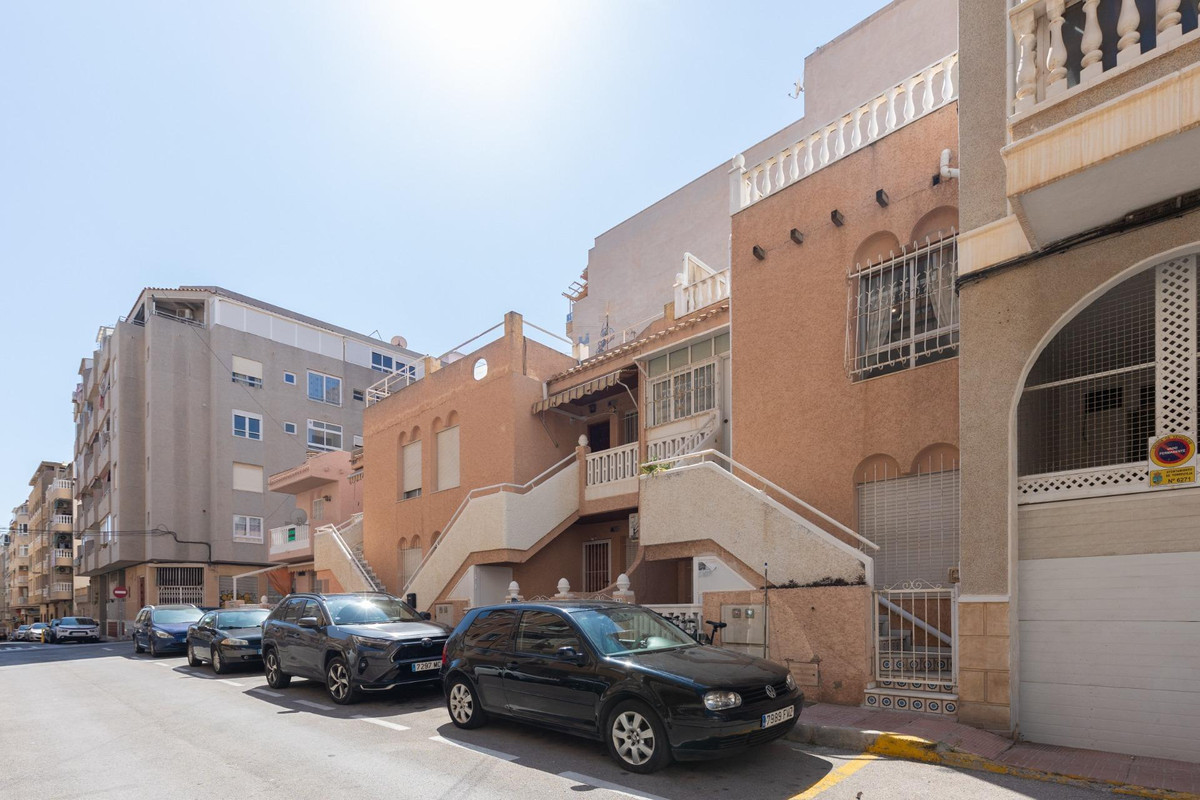 For sale - 3 Bedroom 2 Bathroom House - Bungalow in Torrevieja - Torrevieja Centro  - Alicante