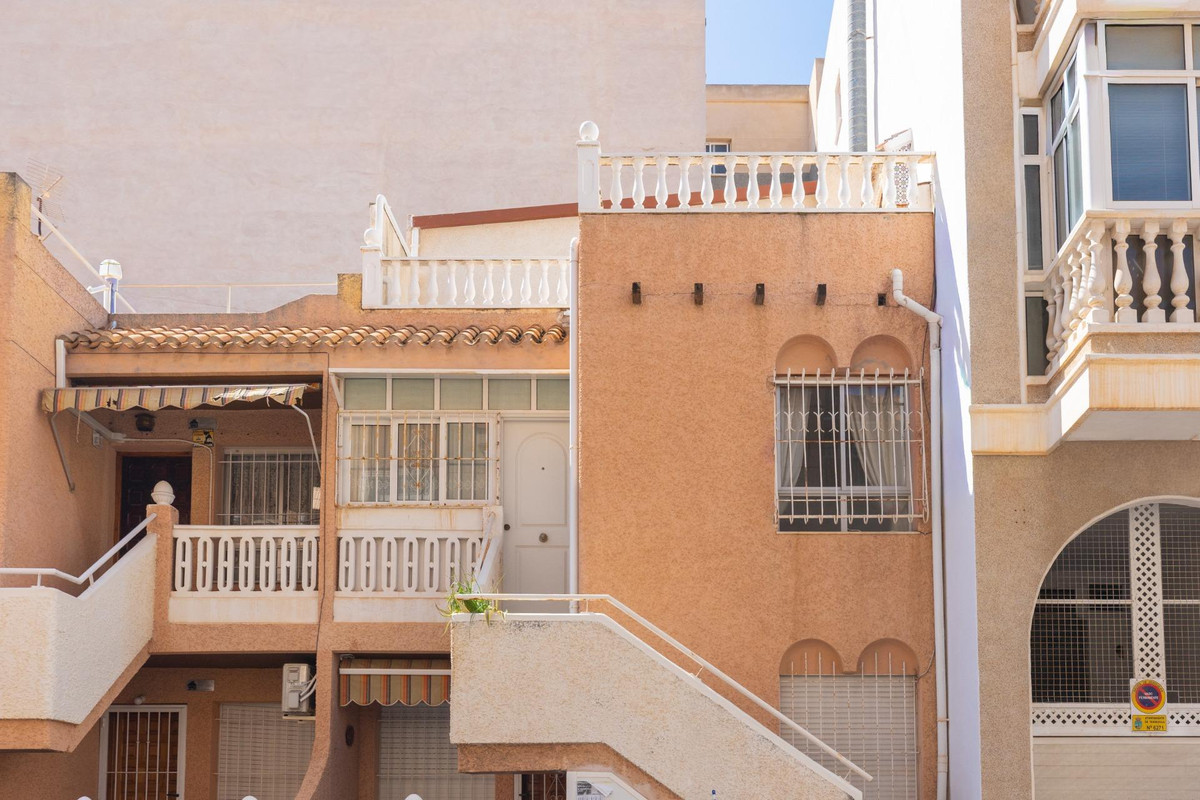 For sale - 3 Bedroom 2 Bathroom House - Bungalow in Torrevieja - Torrevieja Centro  - Alicante
