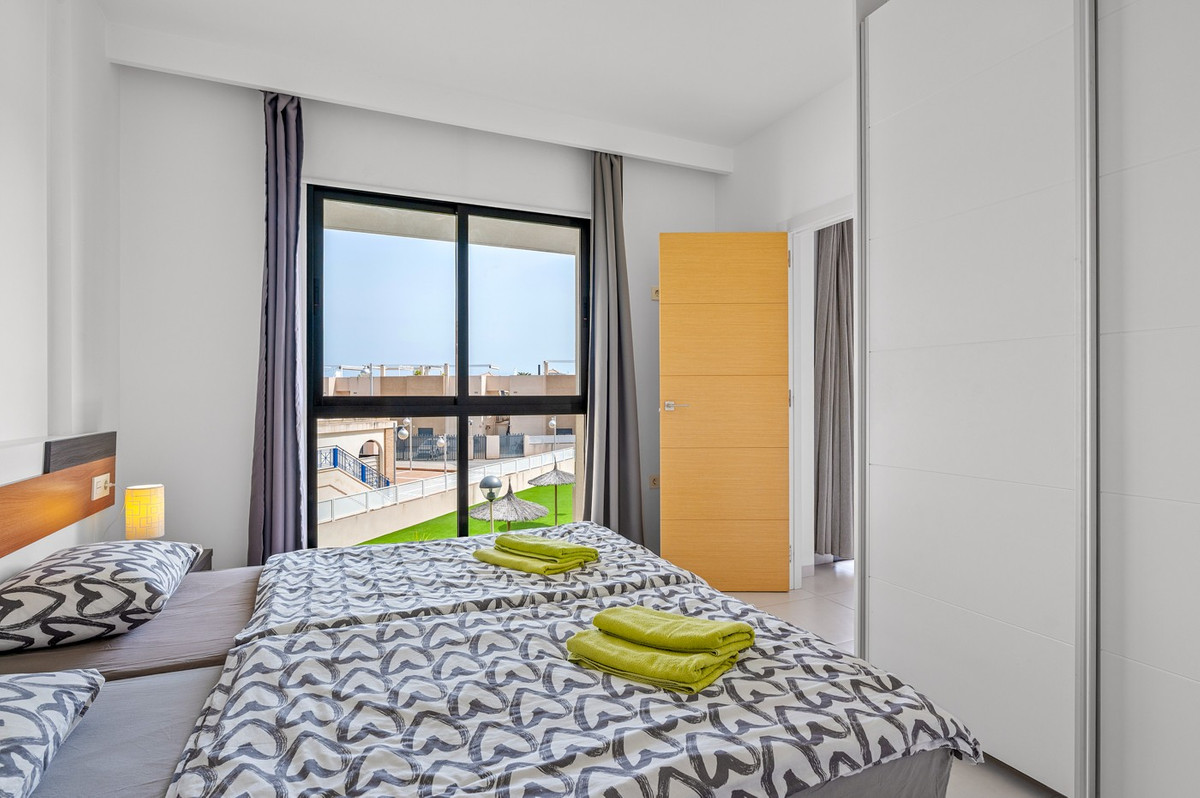 For sale - 2 Bedroom 2 Bathroom Apartment - Middle Floor Apartment in Orihuela - La Zenia  - Alicante