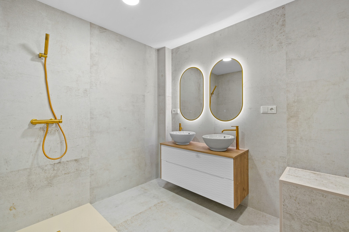 For sale - 3 Bedroom 2 Bathroom Apartment - Ground Floor Apartment in Torrevieja - Torrevieja Centro  - Alicante