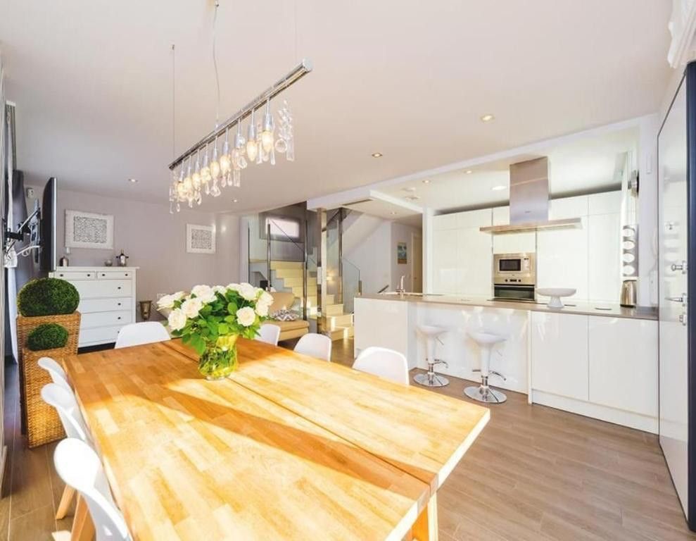 For sale - 5 Bedroom 3 Bathroom House - Detached Villa in Torrevieja - Torrevieja Centro  - Alicante
