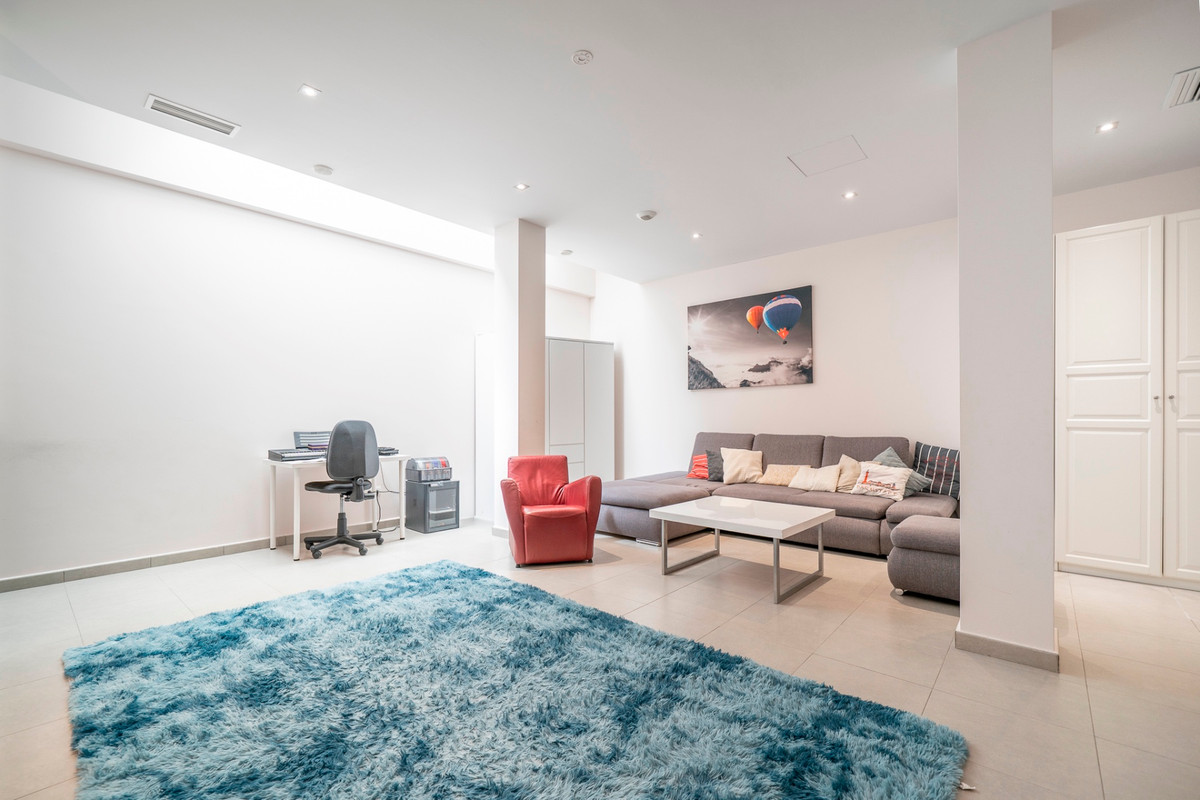 For sale - 5 Bedroom 3 Bathroom House - Detached Villa in Torrevieja - Torrevieja Centro  - Alicante