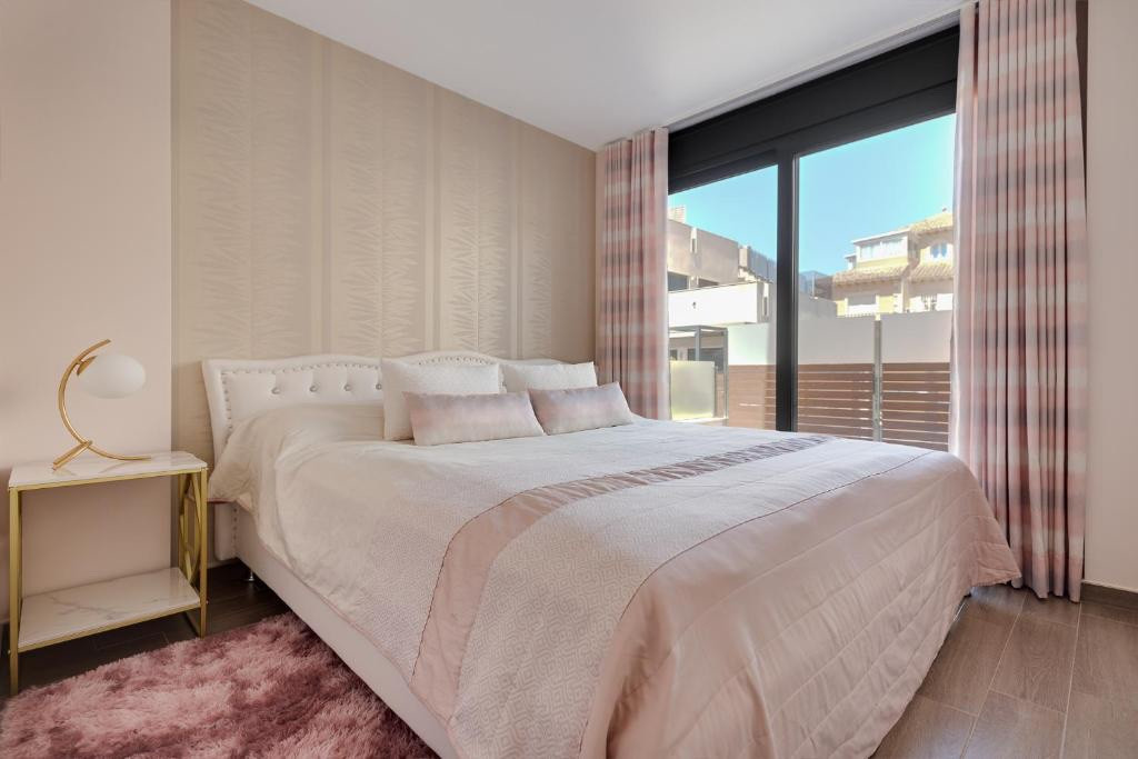 For sale - 5 Bedroom 3 Bathroom House - Detached Villa in Torrevieja - Torrevieja Centro  - Alicante