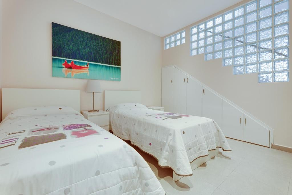 For sale - 5 Bedroom 3 Bathroom House - Detached Villa in Torrevieja - Torrevieja Centro  - Alicante