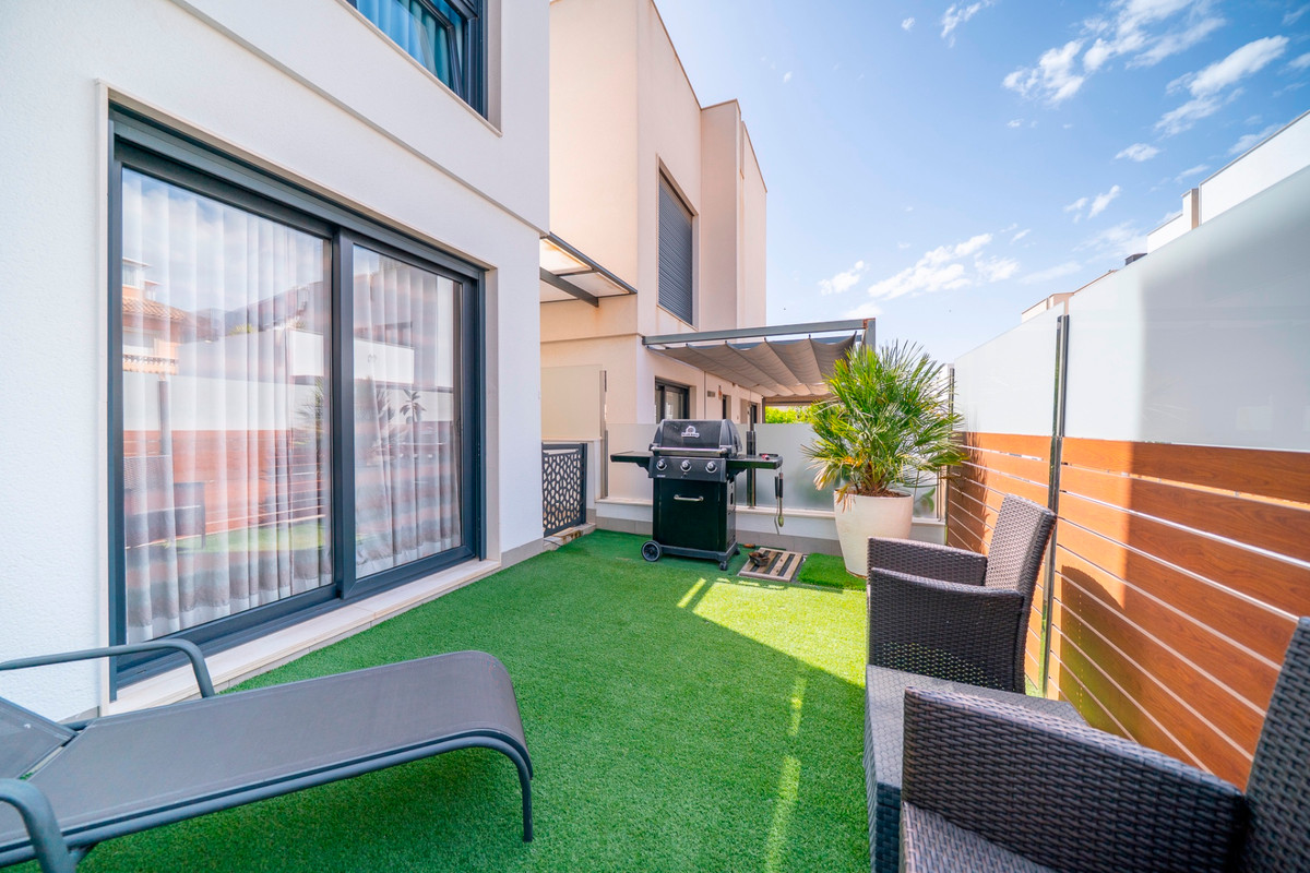 For sale - 5 Bedroom 3 Bathroom House - Detached Villa in Torrevieja - Torrevieja Centro  - Alicante