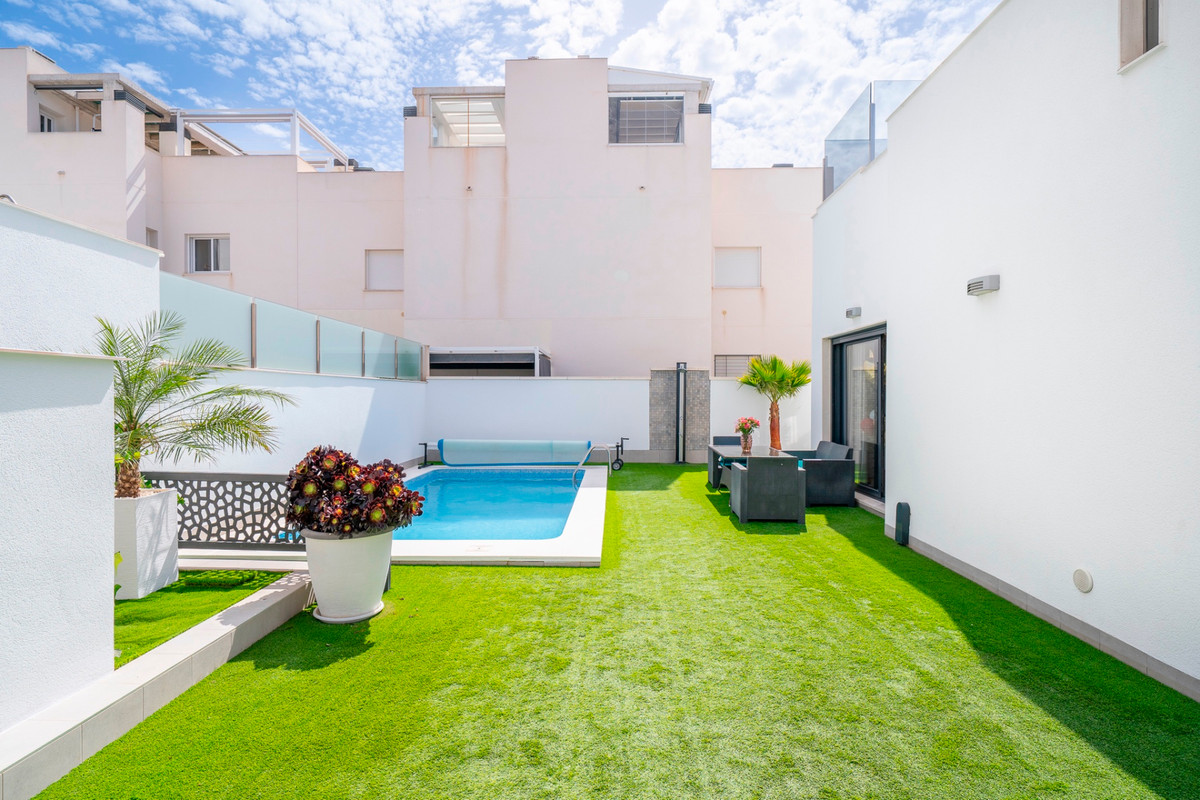 For sale - 5 Bedroom 3 Bathroom House - Detached Villa in Torrevieja - Torrevieja Centro  - Alicante