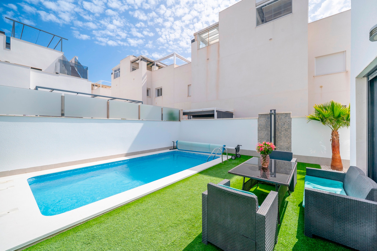 For sale - 5 Bedroom 3 Bathroom House - Detached Villa in Torrevieja - Torrevieja Centro  - Alicante