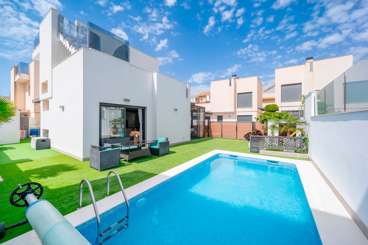 For sale - 5 Bedroom 3 Bathroom House - Detached Villa in Torrevieja - Torrevieja Centro  - Alicante