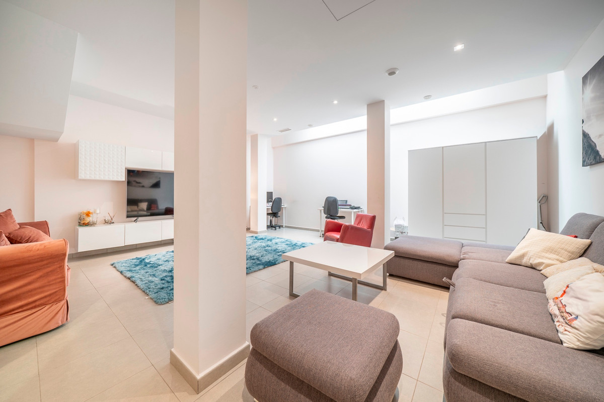 For sale - 5 Bedroom 3 Bathroom House - Detached Villa in Torrevieja - Torrevieja Centro  - Alicante