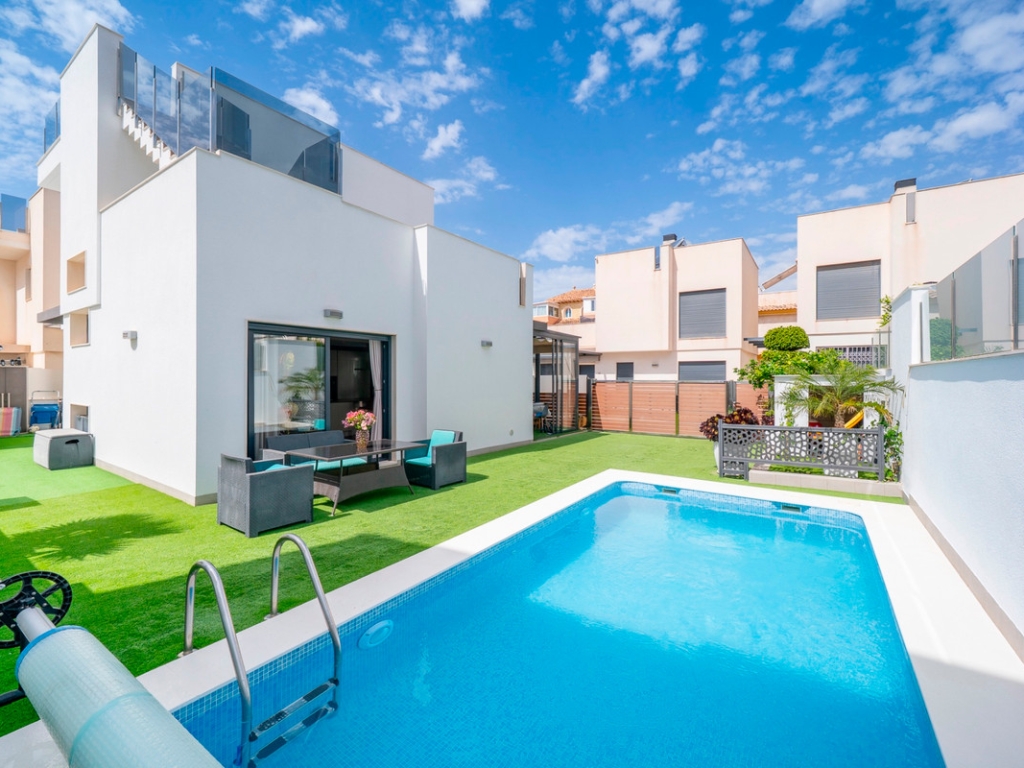 5 Bedroom 3 Bathroom House - Detached Villa in Torrevieja
