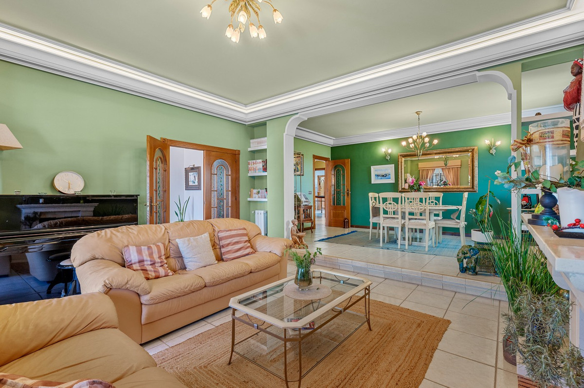 For sale - 6 Bedroom 5 Bathroom House - Detached Villa in Torrevieja - La Mata  - Alicante
