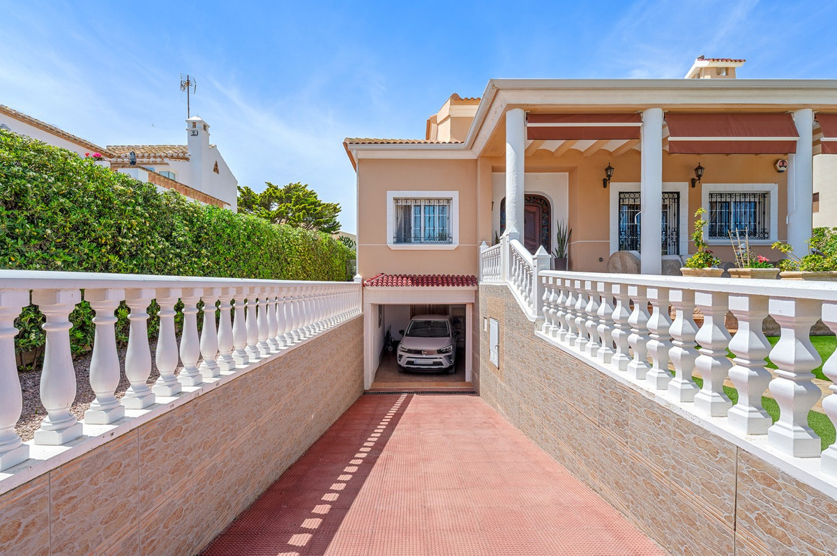 For sale - 6 Bedroom 5 Bathroom House - Detached Villa in Torrevieja - La Mata  - Alicante