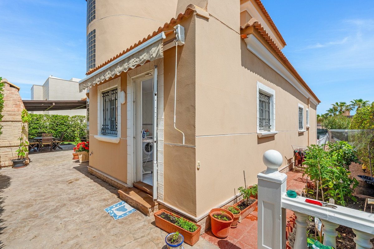 For sale - 6 Bedroom 5 Bathroom House - Detached Villa in Torrevieja - La Mata  - Alicante