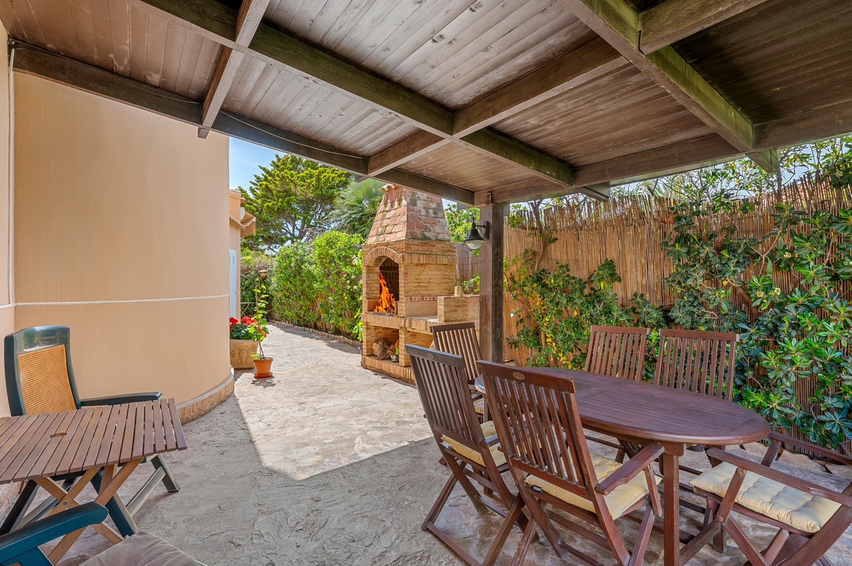 For sale - 6 Bedroom 5 Bathroom House - Detached Villa in Torrevieja - La Mata  - Alicante