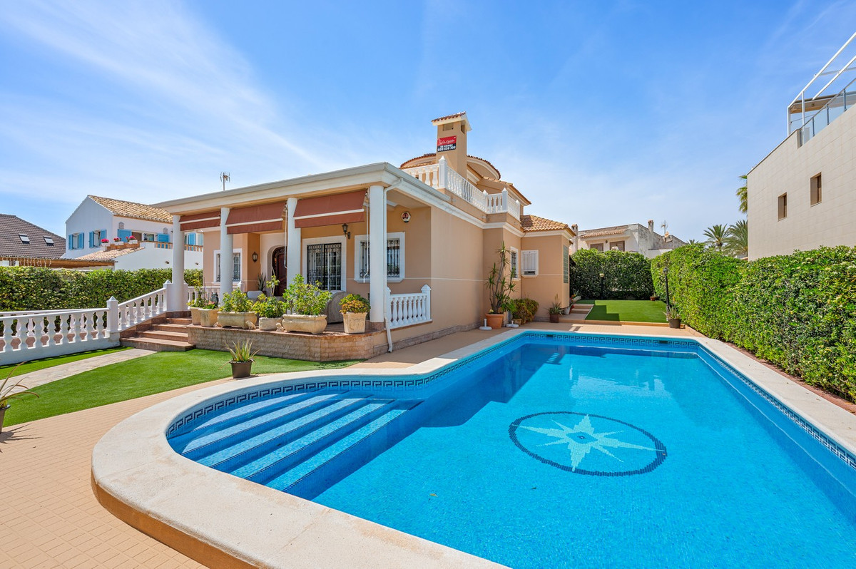 For sale - 6 Bedroom 5 Bathroom House - Detached Villa in Torrevieja - La Mata  - Alicante
