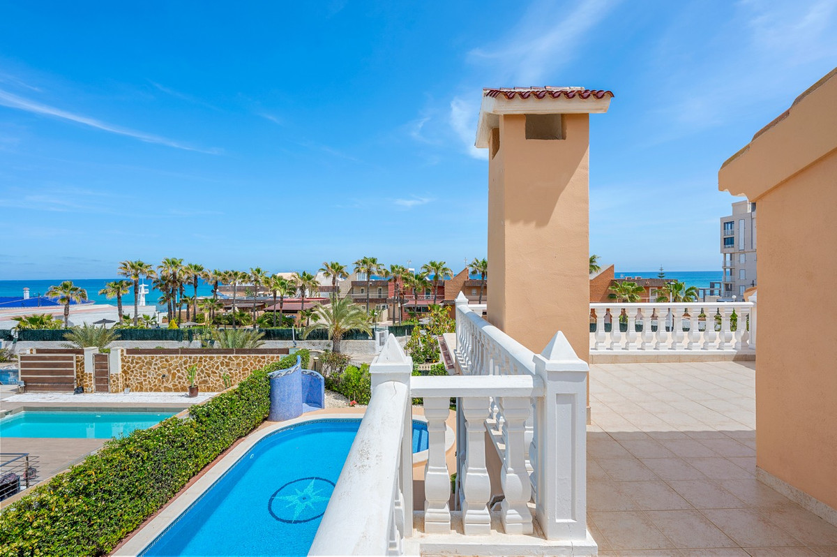 For sale - 6 Bedroom 5 Bathroom House - Detached Villa in Torrevieja - La Mata  - Alicante