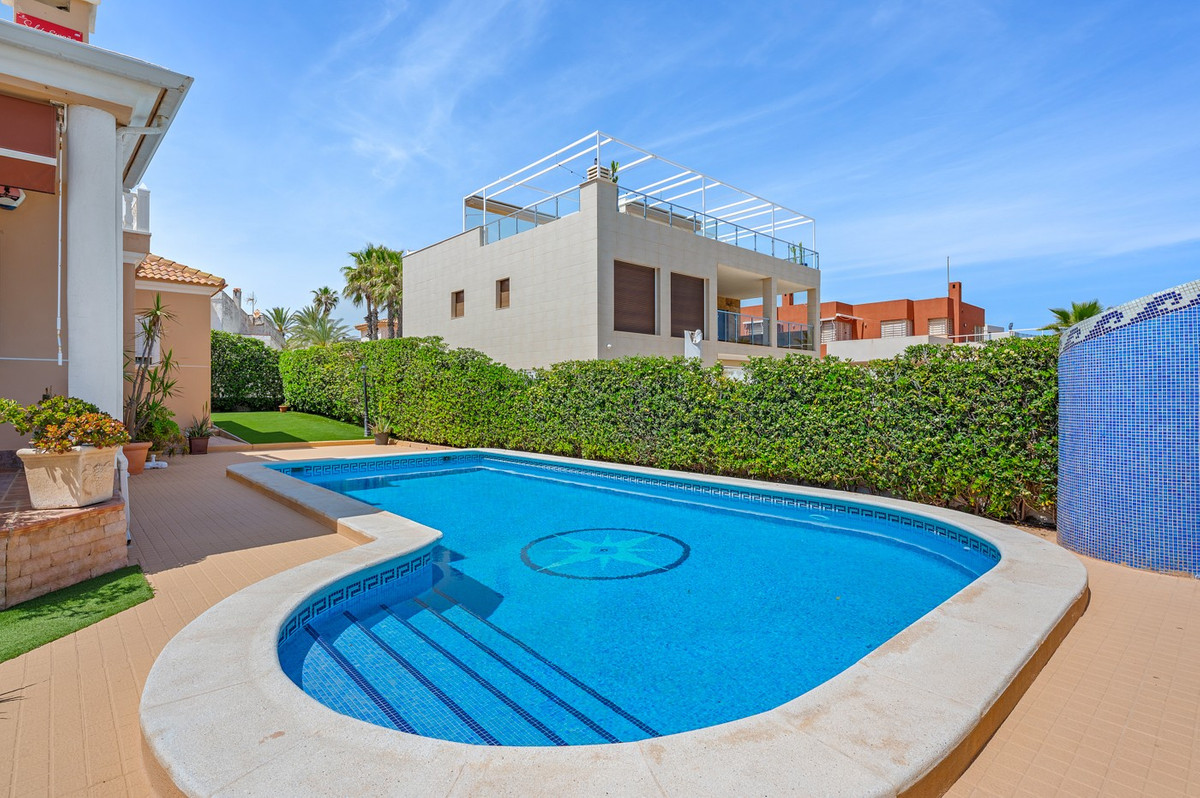 For sale - 6 Bedroom 5 Bathroom House - Detached Villa in Torrevieja - La Mata  - Alicante