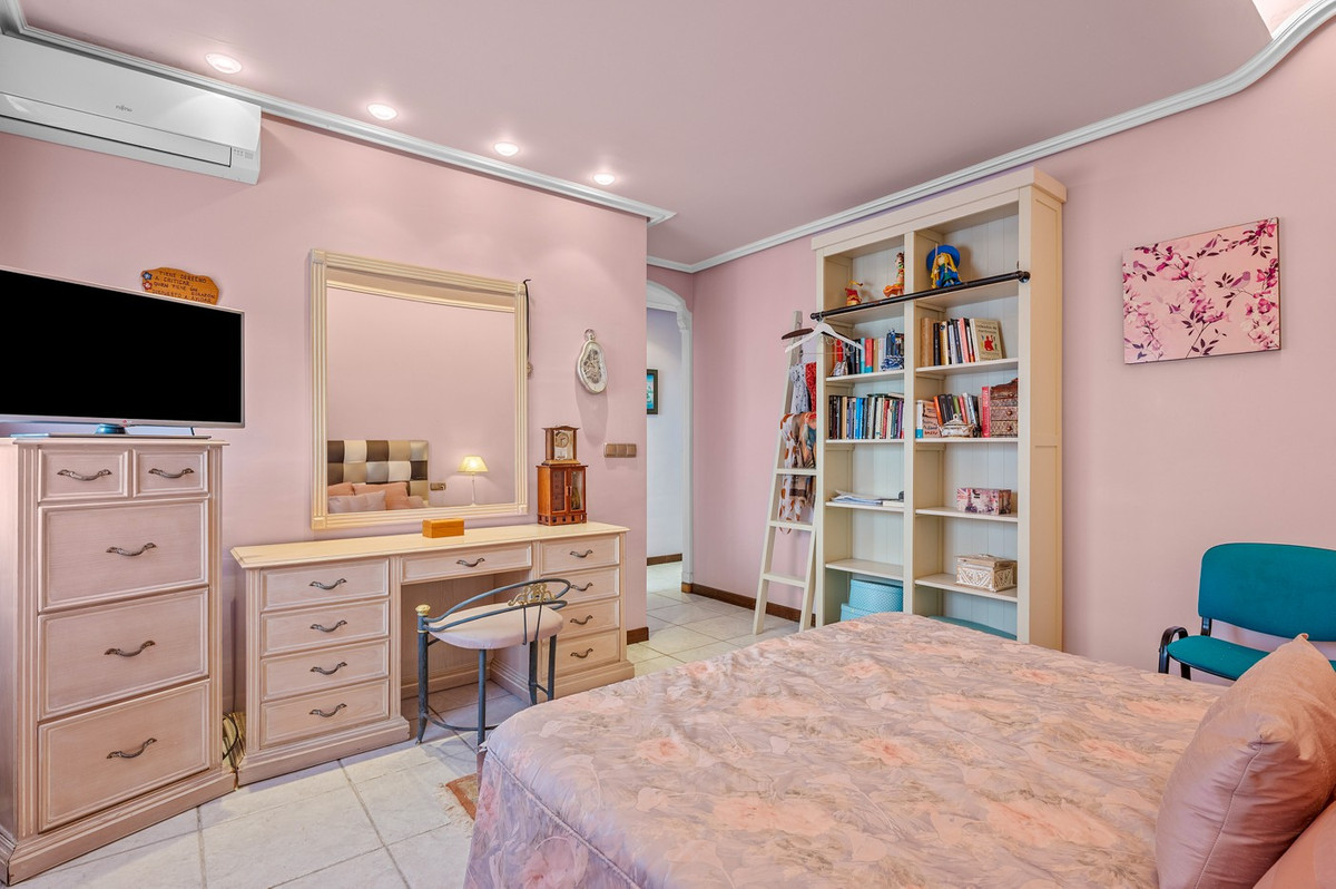 For sale - 6 Bedroom 5 Bathroom House - Detached Villa in Torrevieja - La Mata  - Alicante