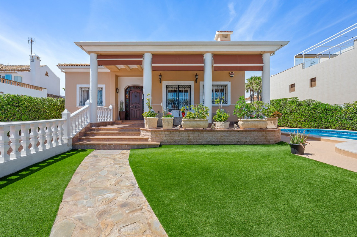 For sale - 6 Bedroom 5 Bathroom House - Detached Villa in Torrevieja - La Mata  - Alicante