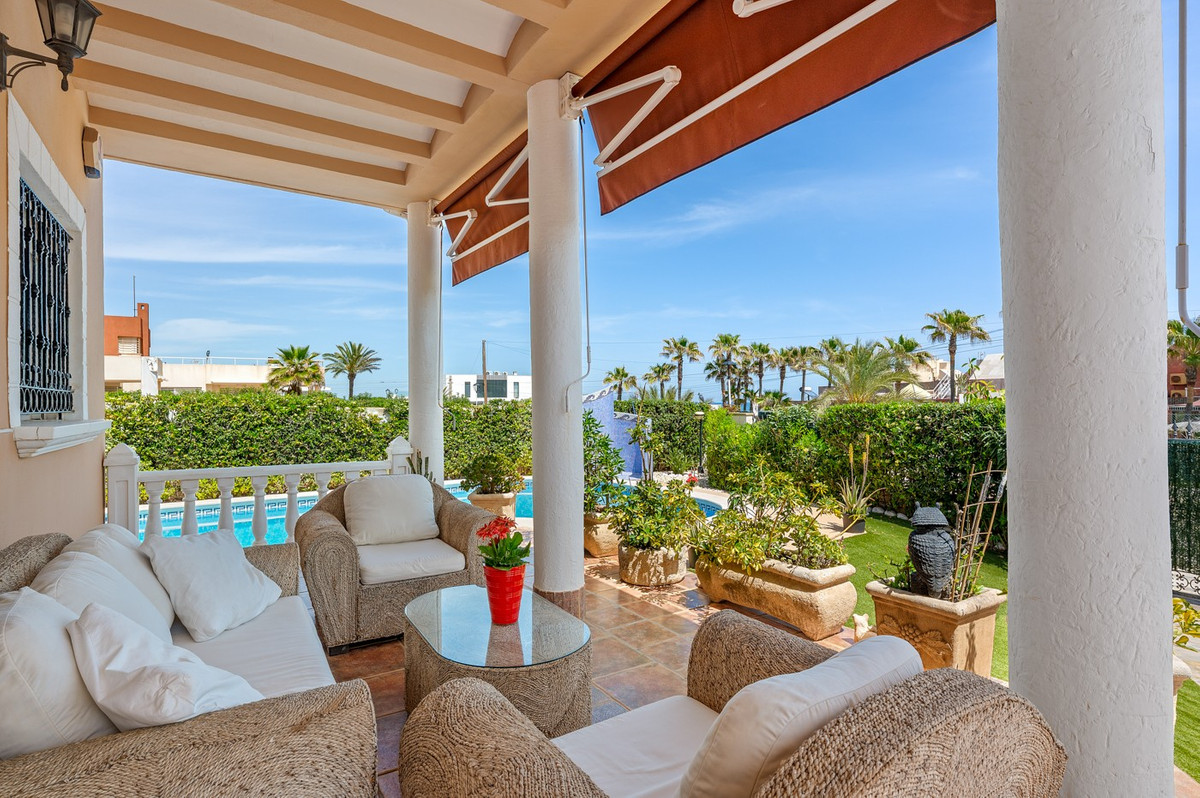 For sale - 6 Bedroom 5 Bathroom House - Detached Villa in Torrevieja - La Mata  - Alicante