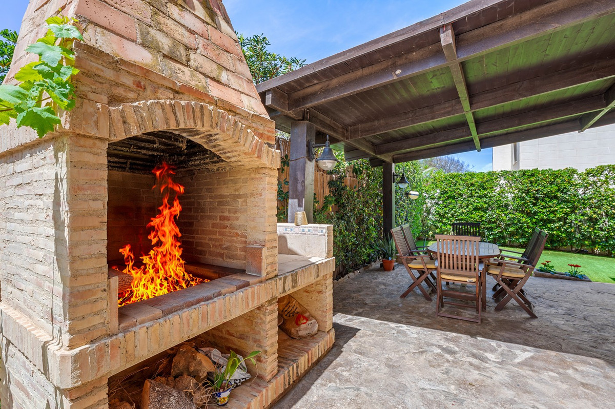 For sale - 6 Bedroom 5 Bathroom House - Detached Villa in Torrevieja - La Mata  - Alicante