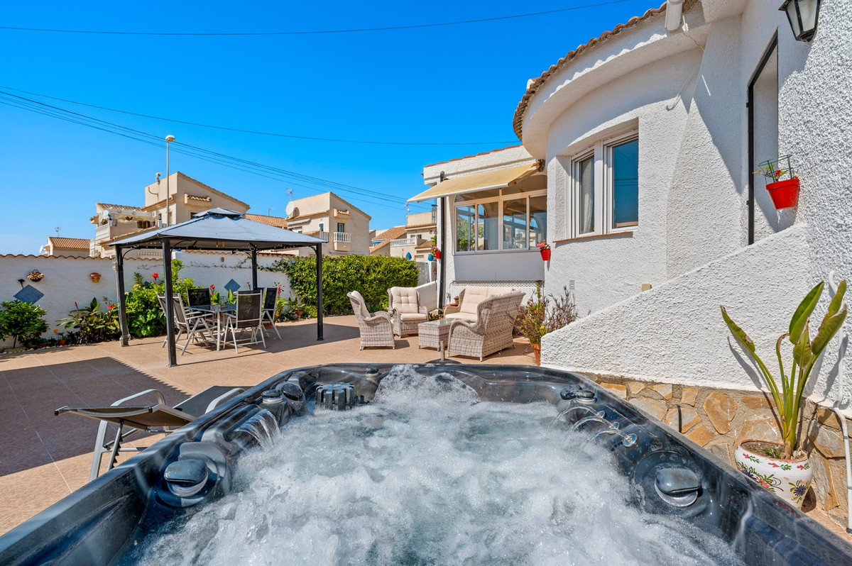 For sale - 3 Bedroom 3 Bathroom House - Detached Villa in Rojales - Rojales Centro  - Alicante