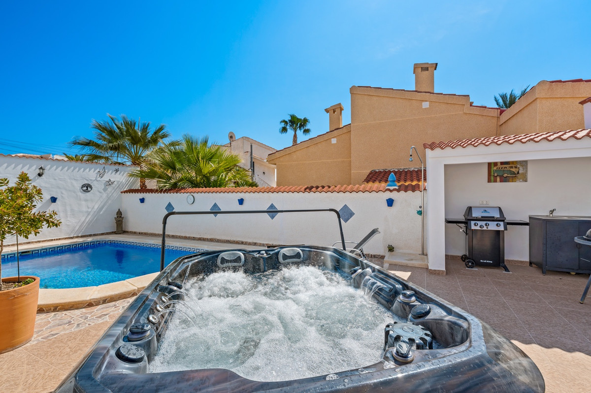 For sale - 3 Bedroom 3 Bathroom House - Detached Villa in Rojales - Rojales Centro  - Alicante