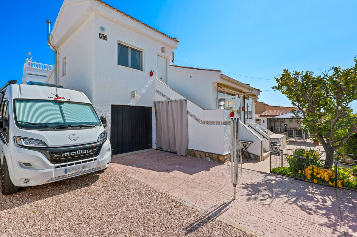 For sale - 3 Bedroom 3 Bathroom House - Detached Villa in Rojales - Rojales Centro  - Alicante
