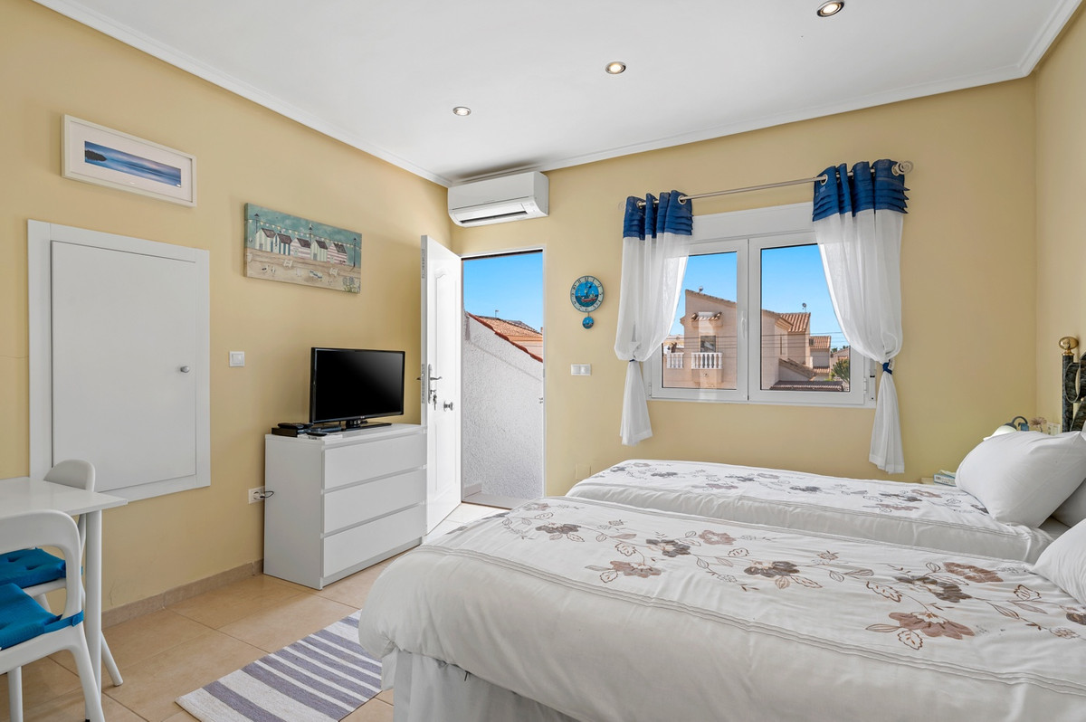 For sale - 3 Bedroom 3 Bathroom House - Detached Villa in Rojales - Rojales Centro  - Alicante