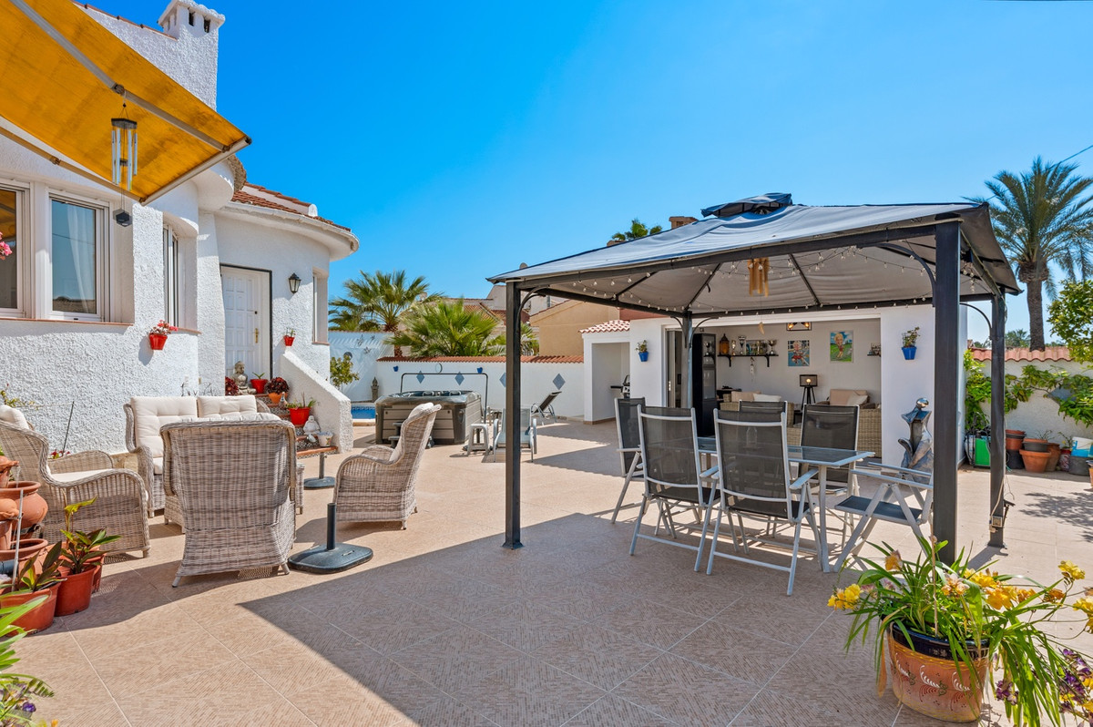For sale - 3 Bedroom 3 Bathroom House - Detached Villa in Rojales - Rojales Centro  - Alicante