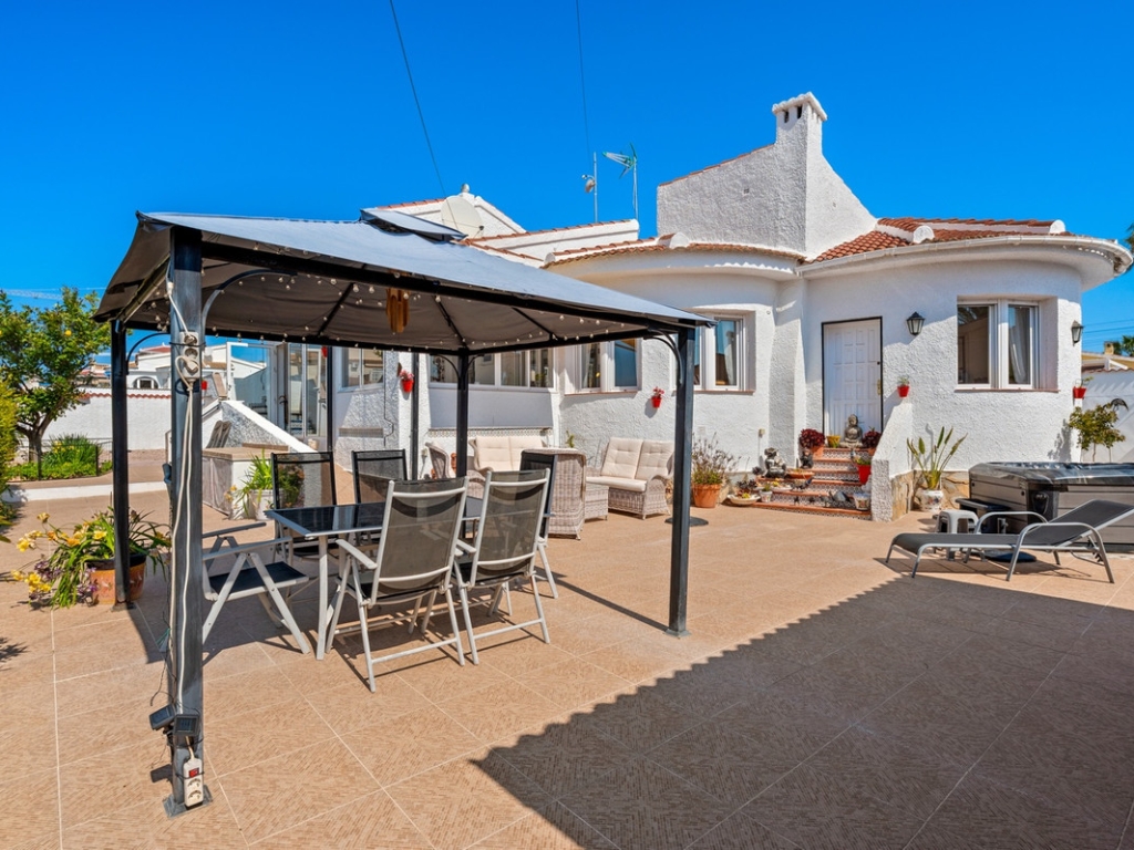3 Bedroom 3 Bathroom House - Detached Villa in Rojales