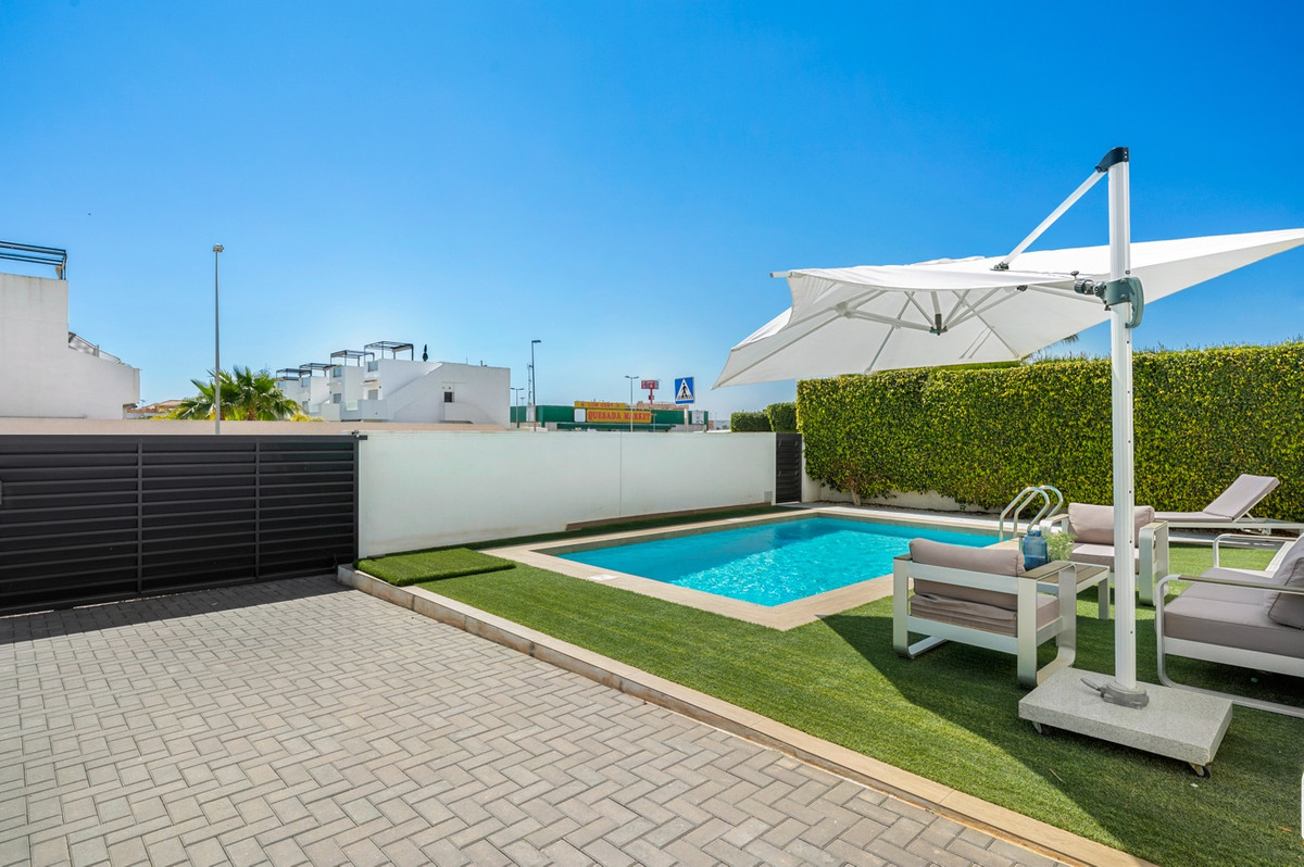 For sale - 3 Bedroom 3 Bathroom House - Detached Villa in Rojales - Ciudad Quesada  - Alicante