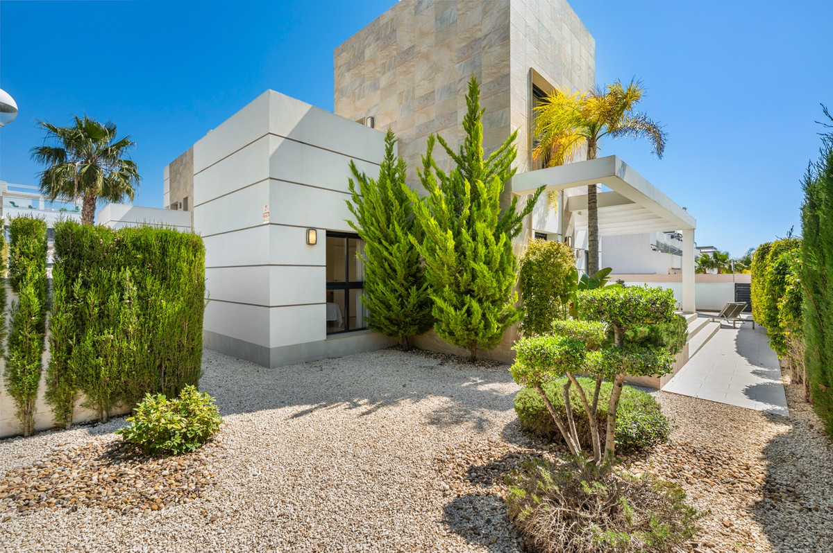 For sale - 3 Bedroom 3 Bathroom House - Detached Villa in Rojales - Ciudad Quesada  - Alicante