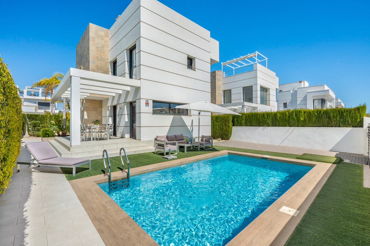 For sale - 3 Bedroom 3 Bathroom House - Detached Villa in Rojales - Ciudad Quesada  - Alicante