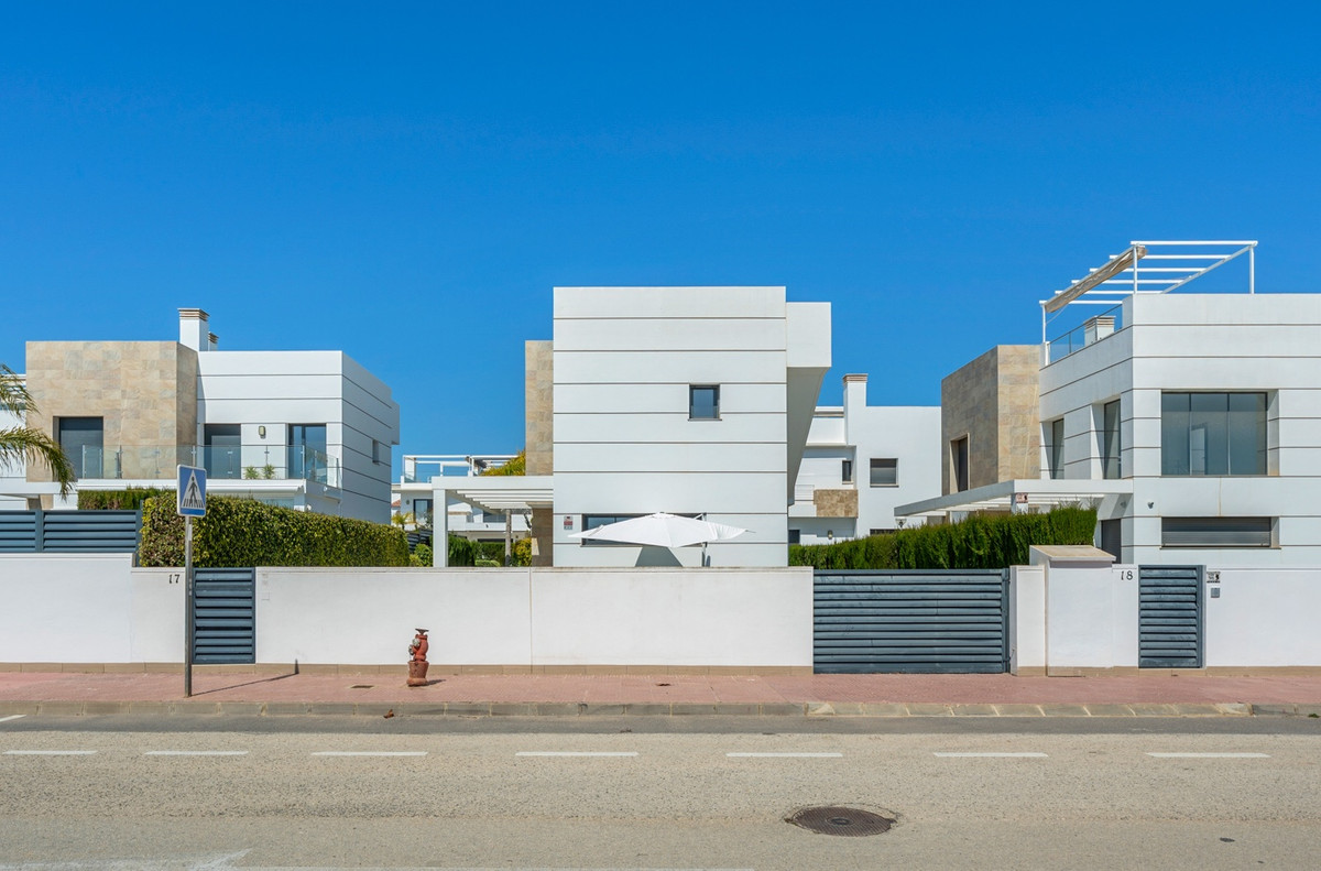 For sale - 3 Bedroom 3 Bathroom House - Detached Villa in Rojales - Ciudad Quesada  - Alicante