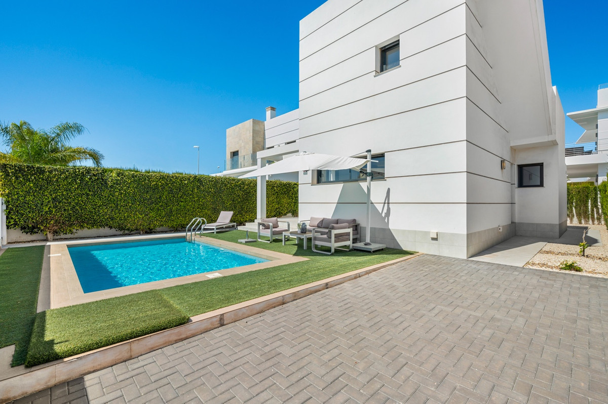 For sale - 3 Bedroom 3 Bathroom House - Detached Villa in Rojales - Ciudad Quesada  - Alicante