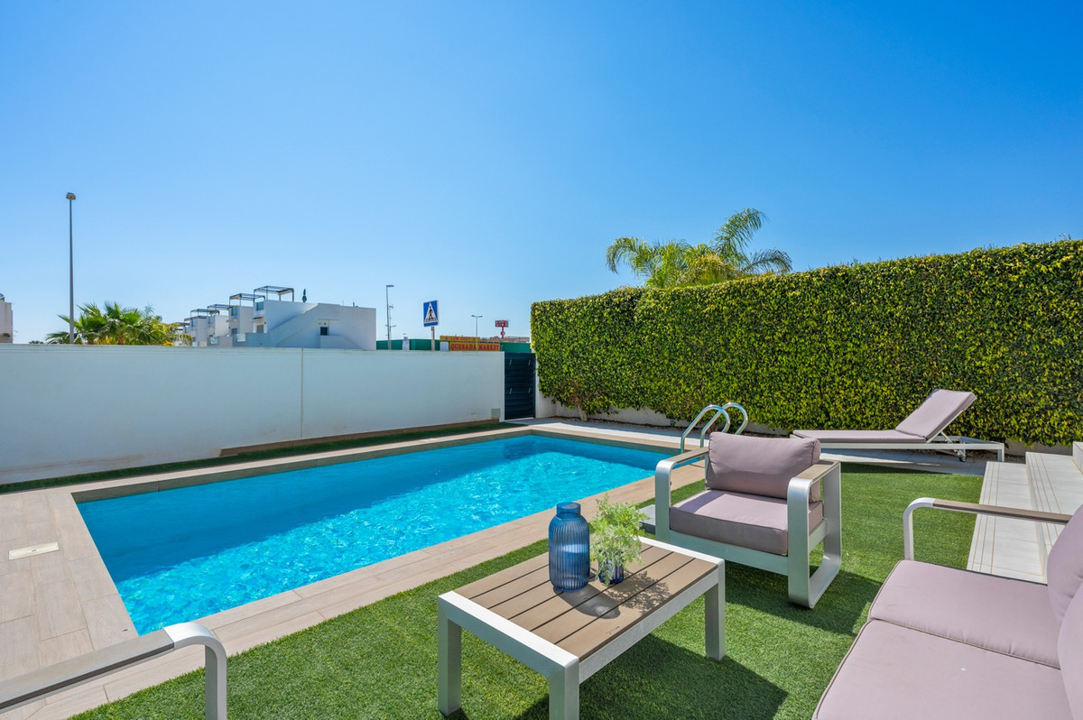 For sale - 3 Bedroom 3 Bathroom House - Detached Villa in Rojales - Ciudad Quesada  - Alicante
