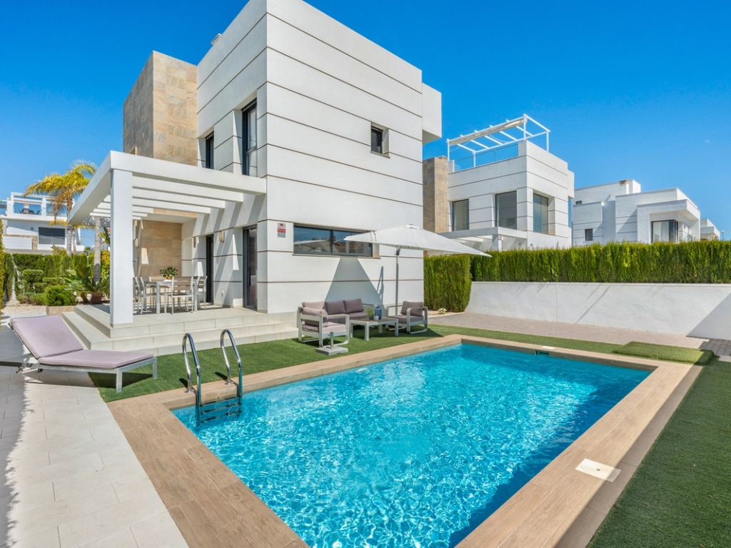 3 Bedroom 3 Bathroom House - Detached Villa in Rojales