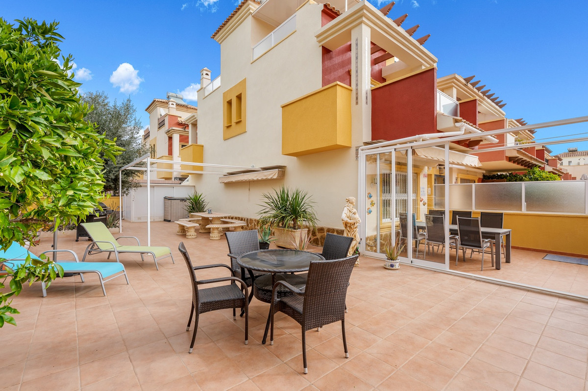For sale - 3 Bedroom 2 Bathroom House - Townhouse in Orihuela - Villamartin  - Alicante
