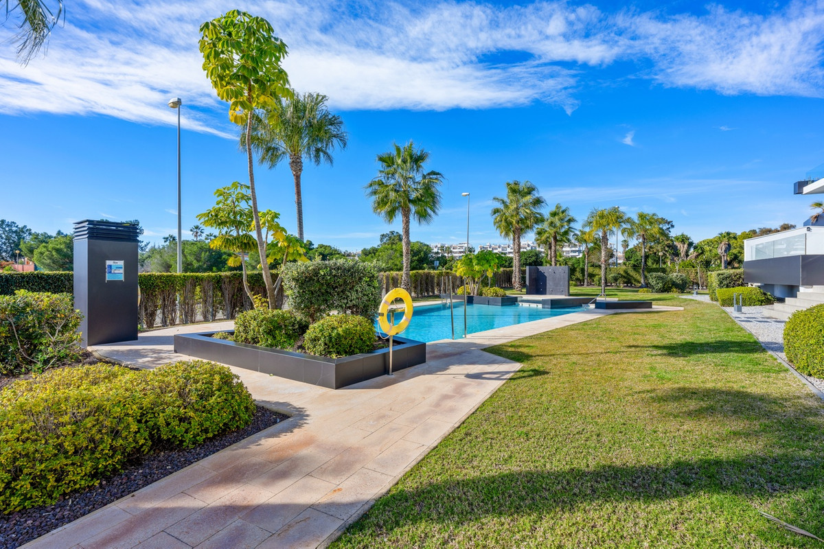 For sale - 3 Bedroom 2 Bathroom Apartment - Penthouse in Orihuela - Villamartin  - Alicante