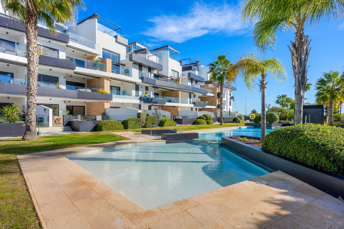 For sale - 3 Bedroom 2 Bathroom Apartment - Penthouse in Orihuela - Villamartin  - Alicante
