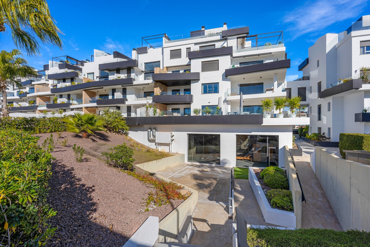 For sale - 3 Bedroom 2 Bathroom Apartment - Penthouse in Orihuela - Villamartin  - Alicante
