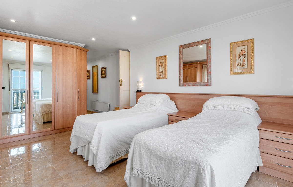 For sale - 7 Bedroom 6 Bathroom House - Detached Villa in Rojales - Ciudad Quesada  - Alicante