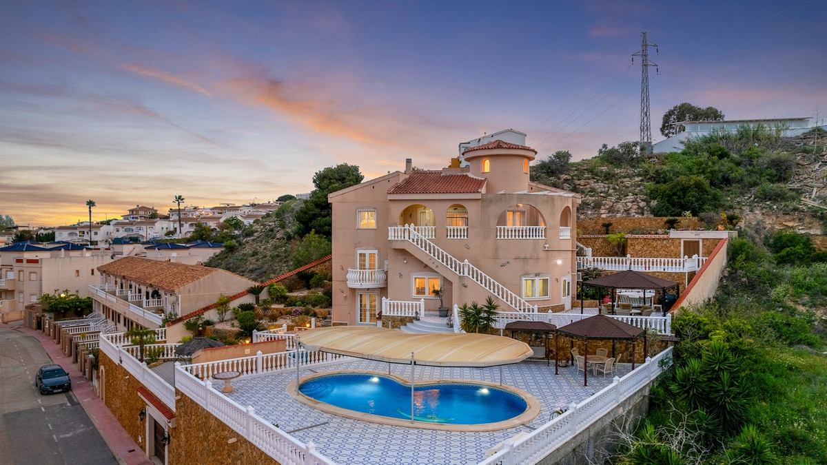 For sale - 7 Bedroom 6 Bathroom House - Detached Villa in Rojales - Ciudad Quesada  - Alicante