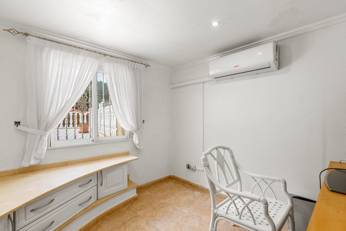 For sale - 7 Bedroom 6 Bathroom House - Detached Villa in Rojales - Ciudad Quesada  - Alicante